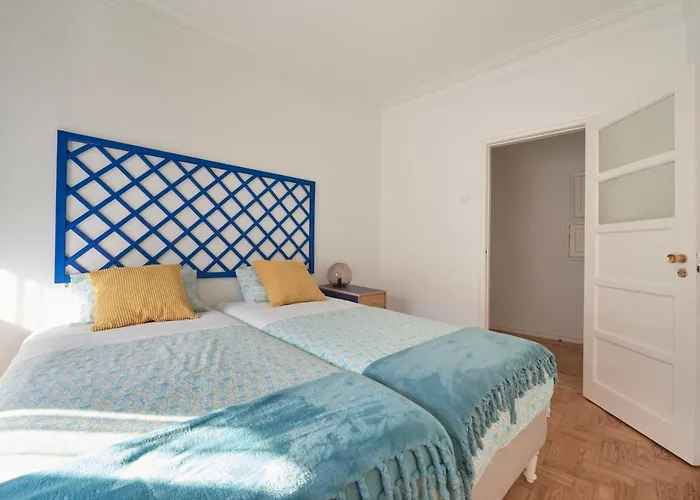 Bright And Quiet Amadora